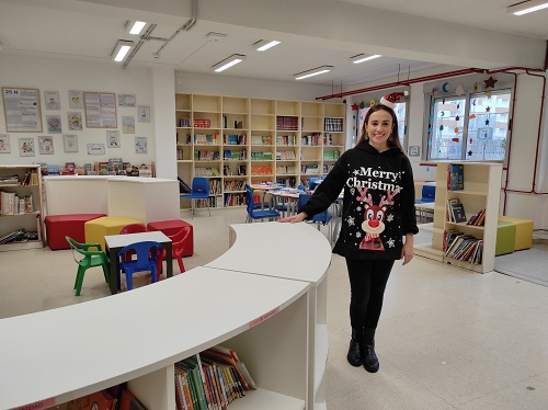 Lucía, nuestra responsable de biblioteca.