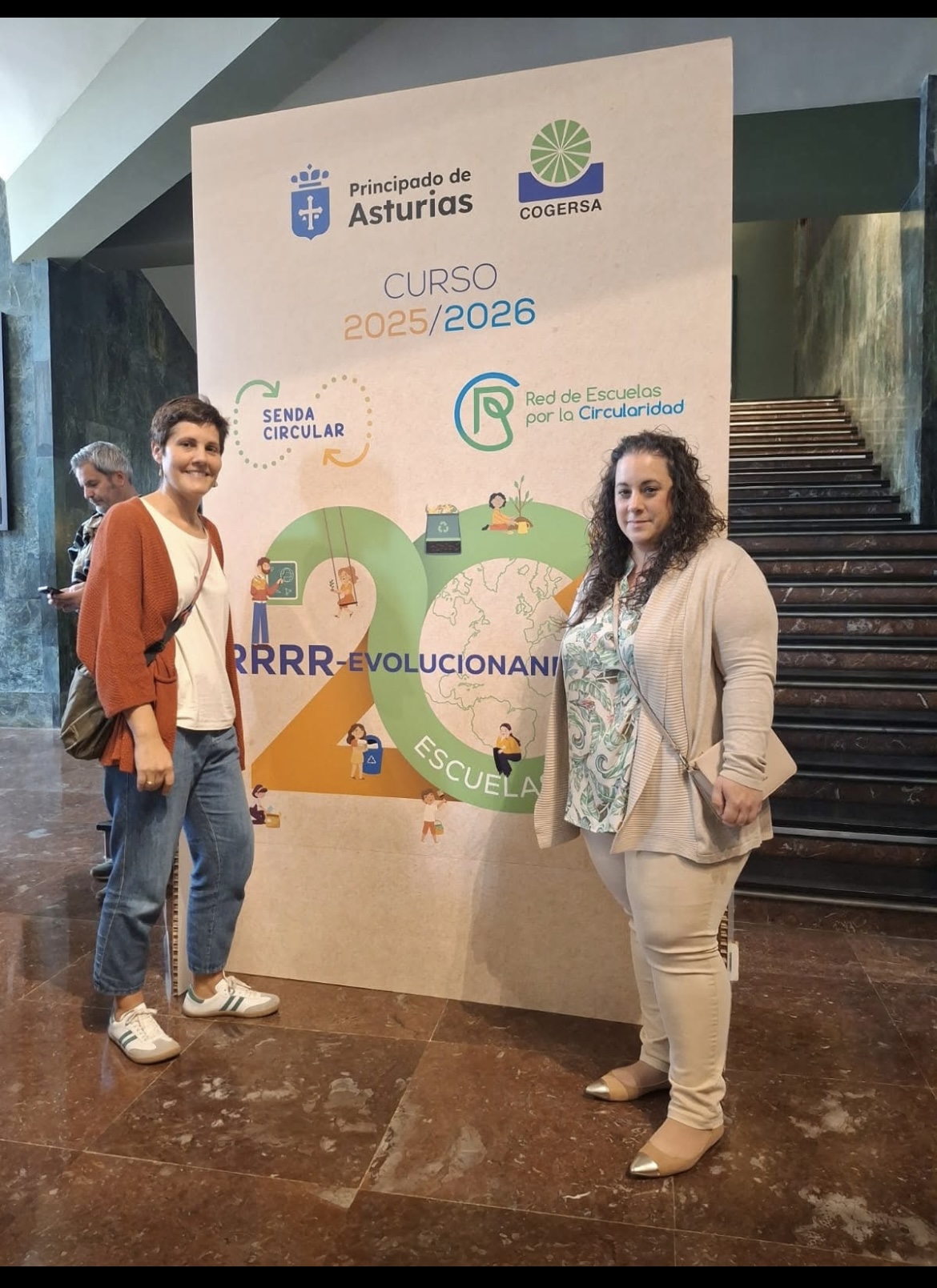 Las García representando al cole en la jornada del pasado martes.