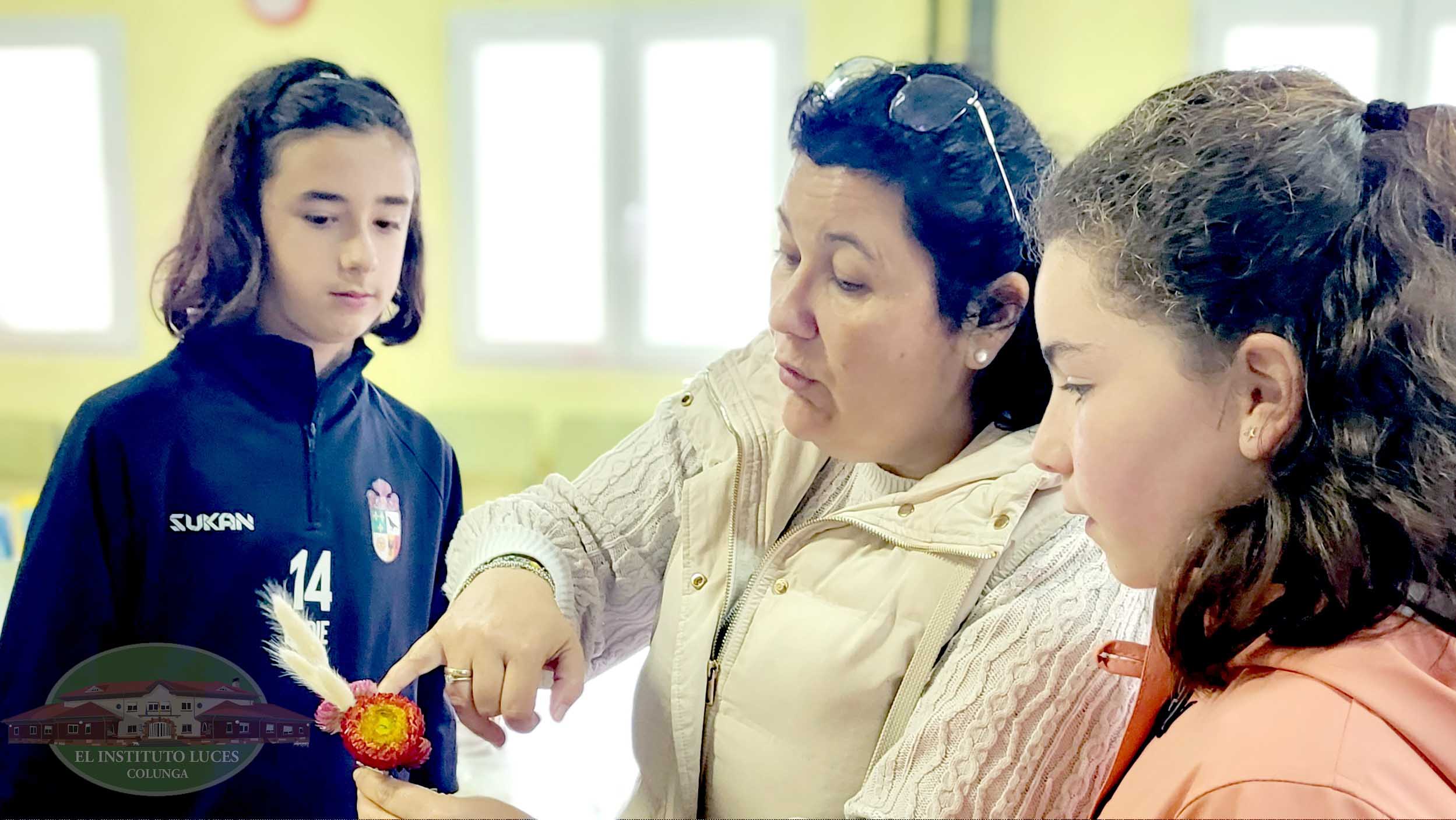Lourdes, la profesora de floristería, enseñando a componer arreglos florales