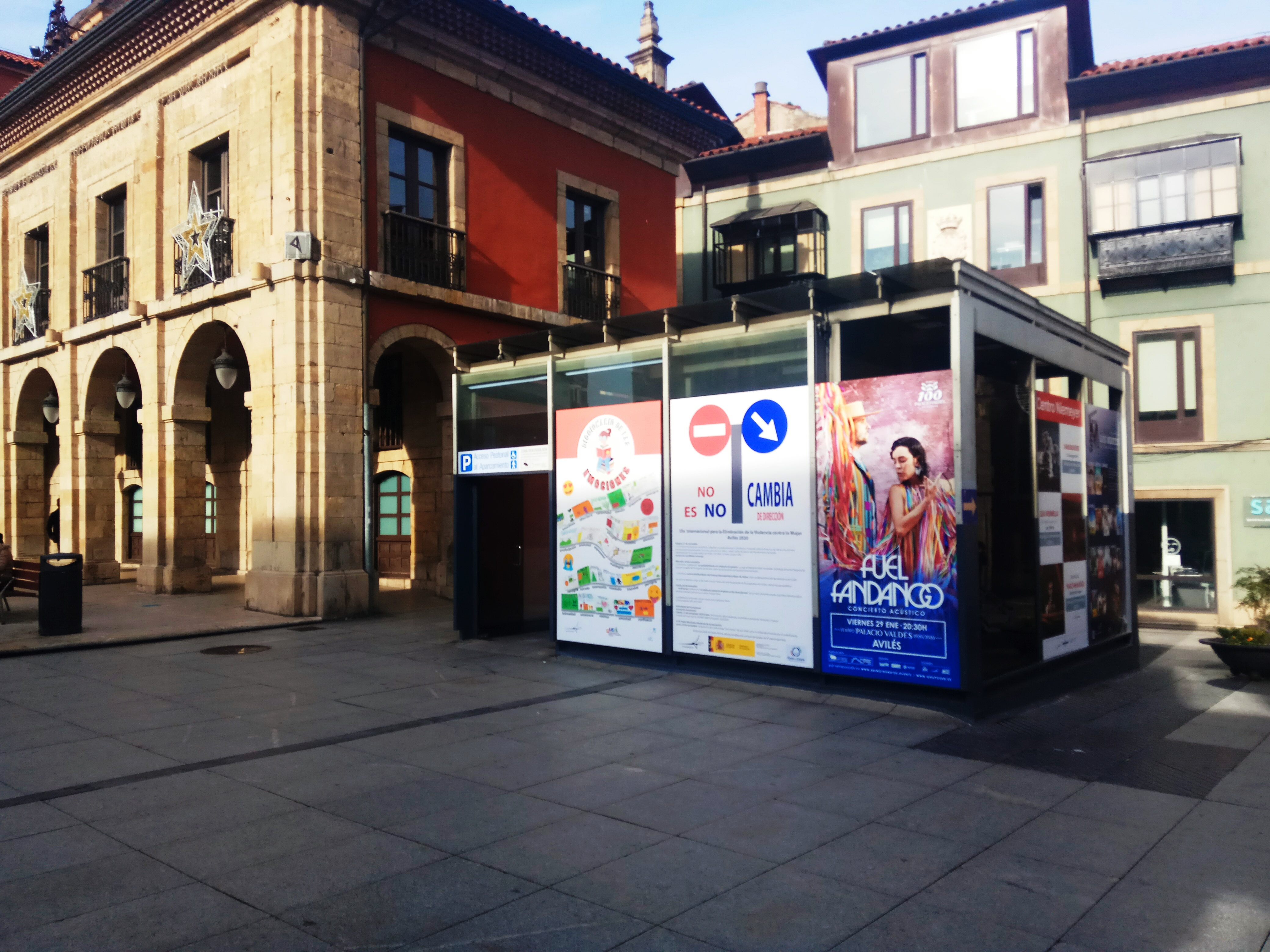Marquesina con el cartel ganador del certamen "Día Internacional contra violencia hacia las mujeres" 2020