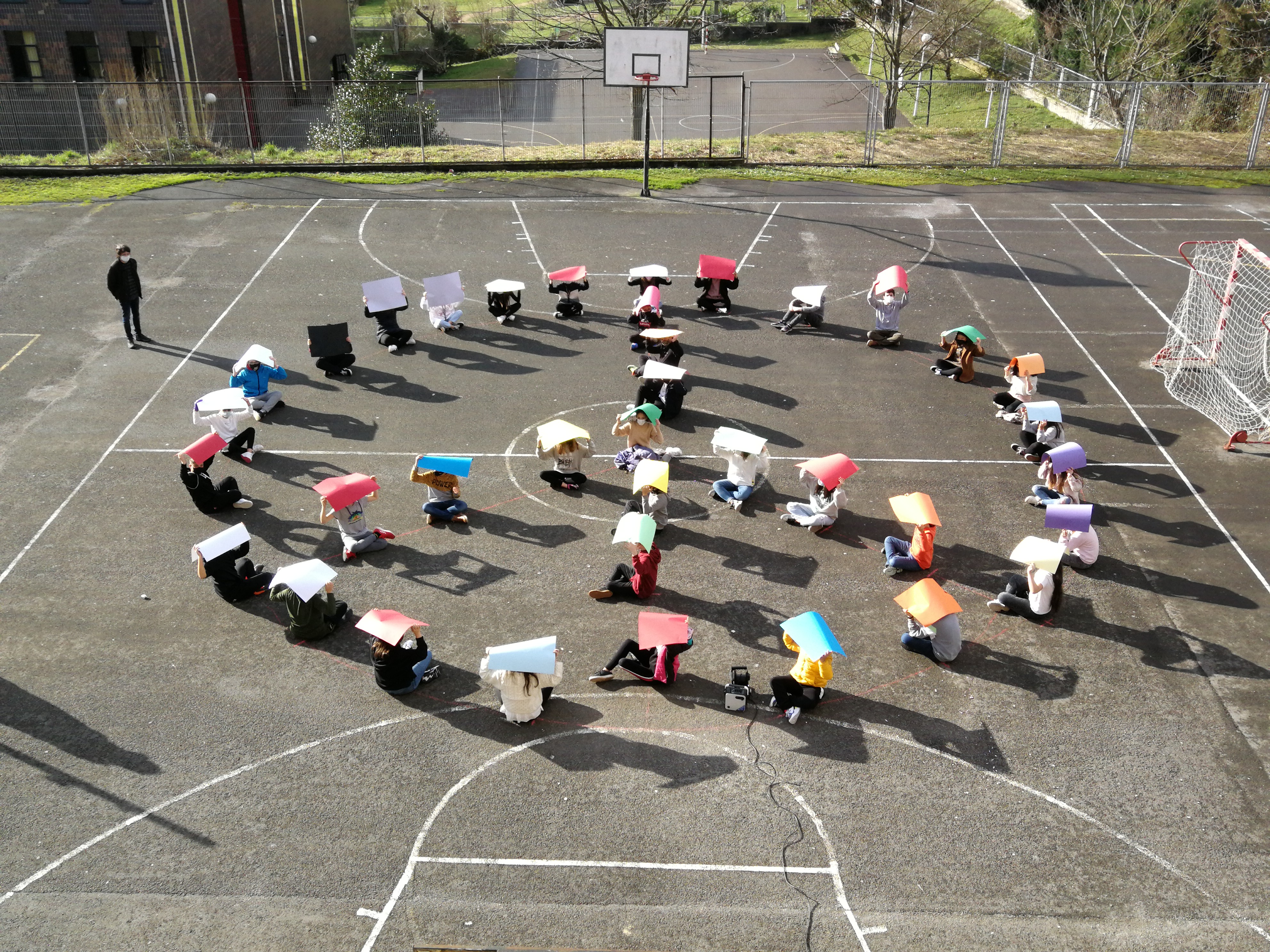 Alumnado representando el símbolo de la Paz
