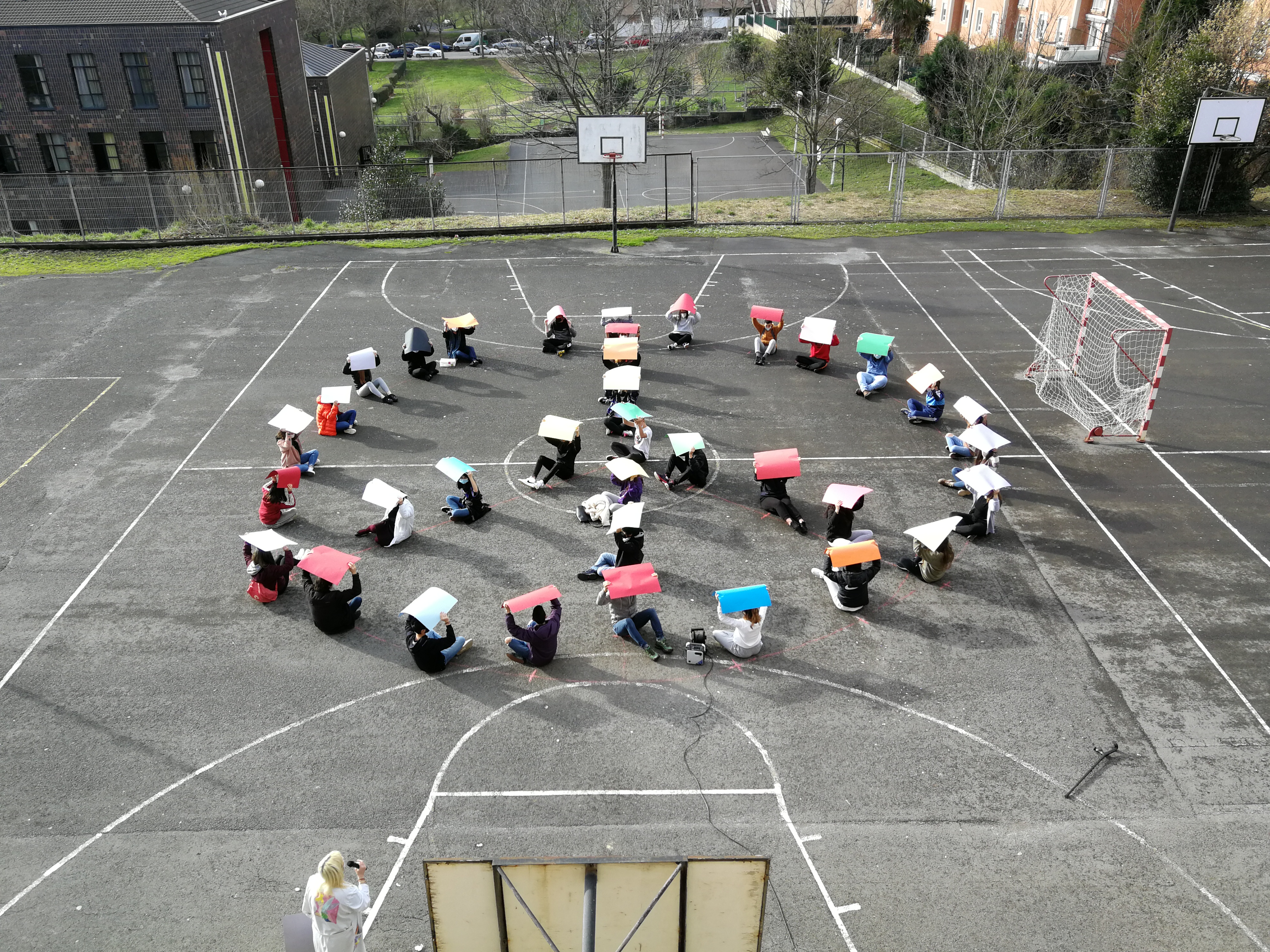 Alumnado representando el símbolo de la Paz