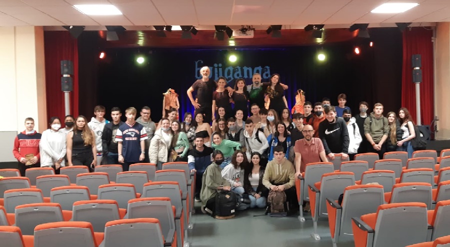 El alumnado de 1º de Bachillerato con la compañía teatral El alumnado de 1º de Bachillerato con la compañía teatral