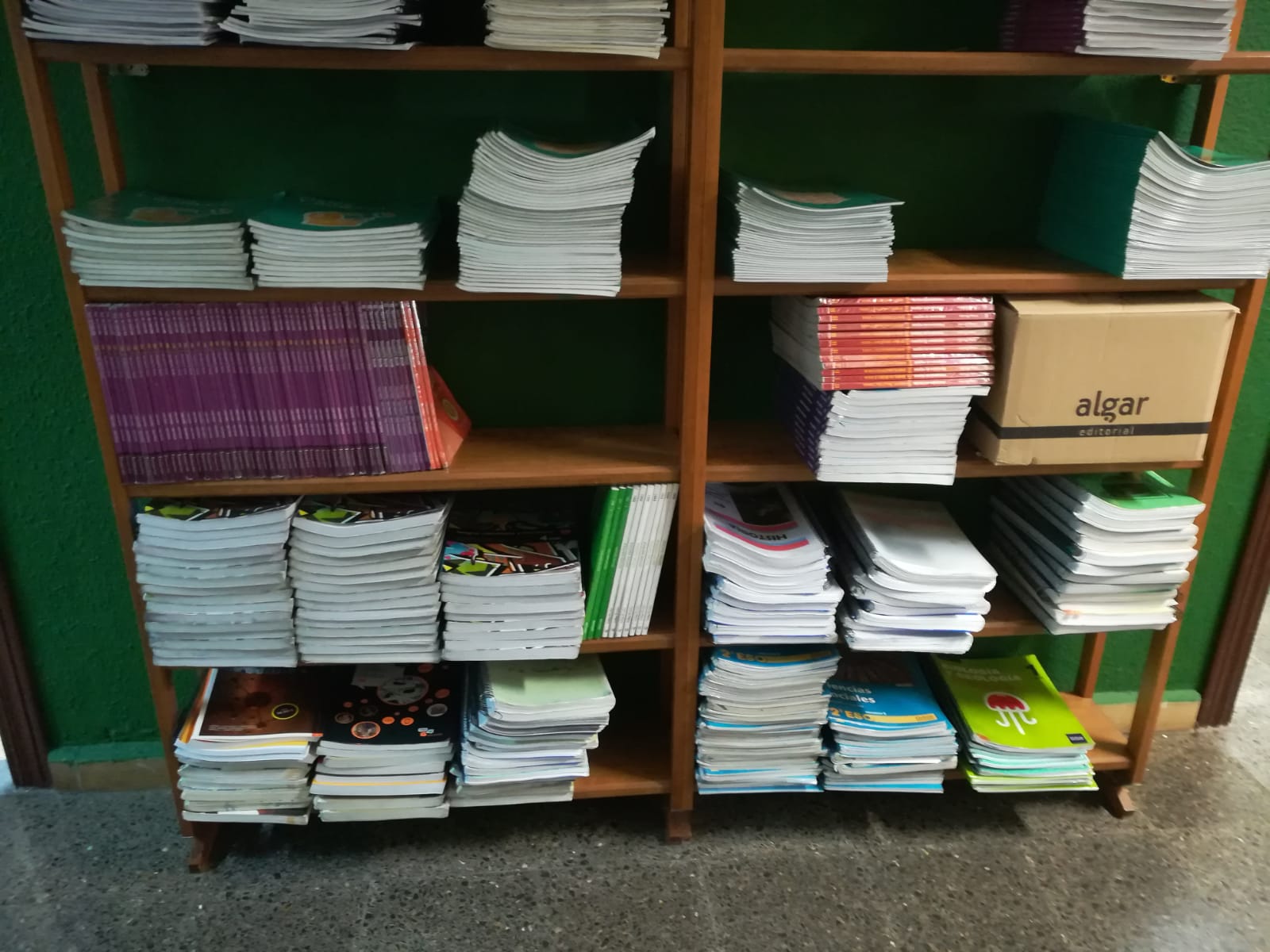 Estantería de libros de nuestro banco