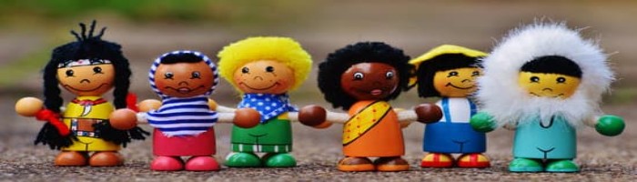 Muñecos que representan diferentes razas